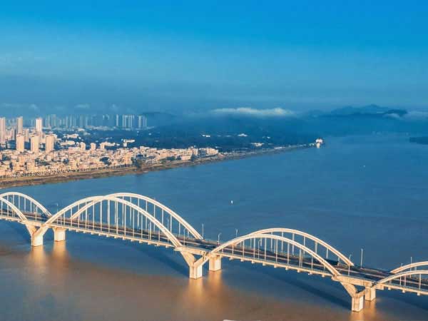 熱烈祝賀福州金山大橋螺旋焊管內襯不銹鋼輸水管道工程圓滿竣工!